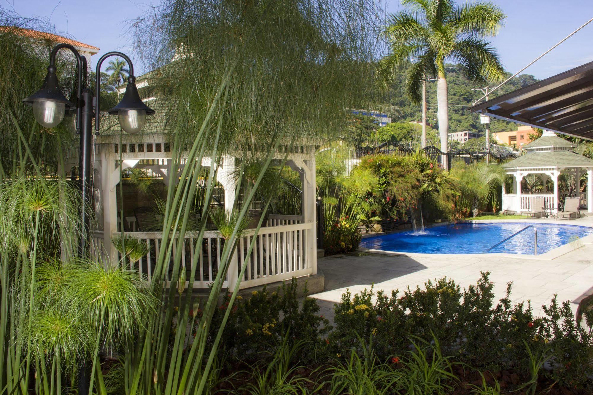 Beverly Hills: Hotel And Business Nuevo Cuscatlan Exteriör bild